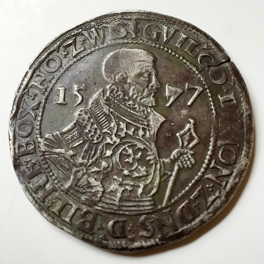 Oude munt met daarop Graaf Willem IV