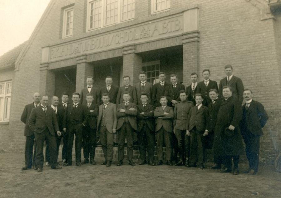 Groepsfoto voor de Rooms Katholieke Land- en Tuinbouwschool van de ABTB (Algemene Boeren en Tuinders Bond) te Didam
