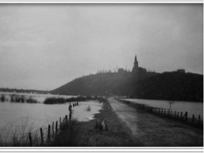 Foto van dijk met hoog water