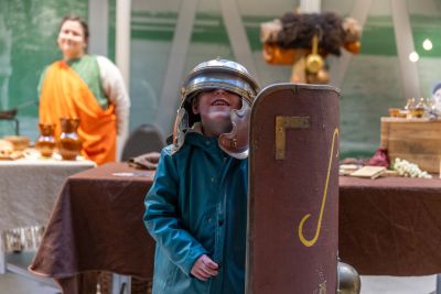 Jongetje met Romeinse helm en schild, Liemers Museum