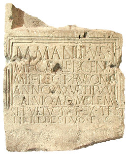 Tablet van lichte steen met romeinse tekst